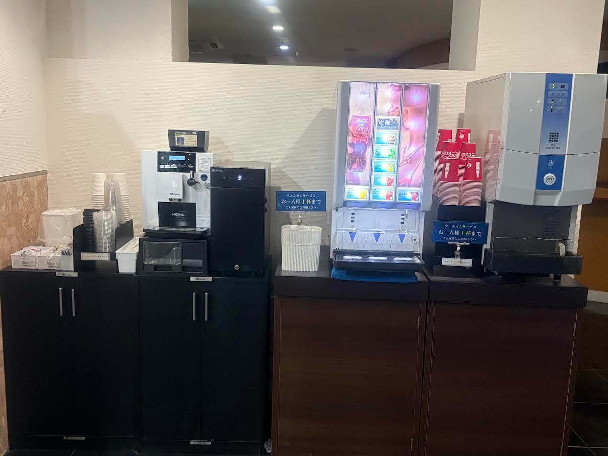 ウェルカムドリンクサービスのコーヒーマシンとドリンクディスペンサー